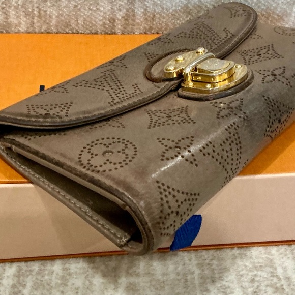 ✨💎LOUIS VUITTON💎✨ MAHINA WALLET WITH BOX AND GIFT! - Picture 4 of 12